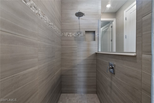 bathroom featuring a tile shower