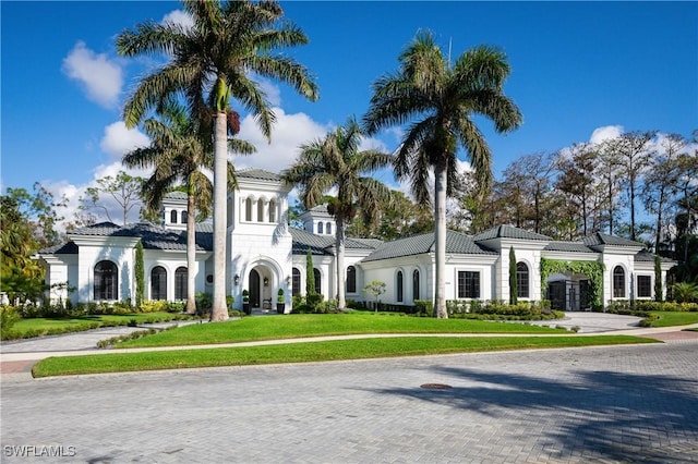 view of front of home featuring a front yard