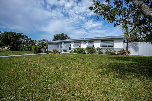 view of front of property with a front yard