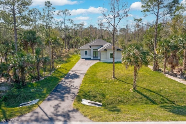 view of front of house featuring a front lawn