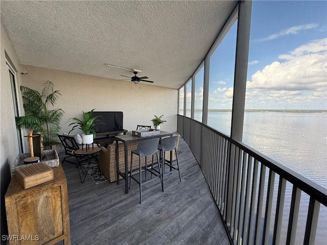 sunroom featuring ceiling fan