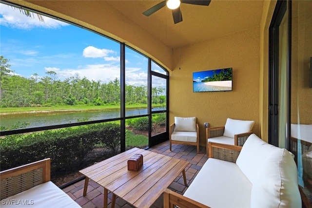 sunroom with ceiling fan