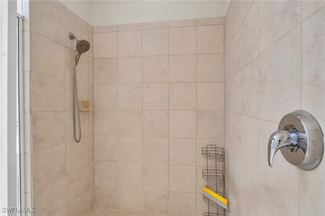 bathroom featuring tiled shower