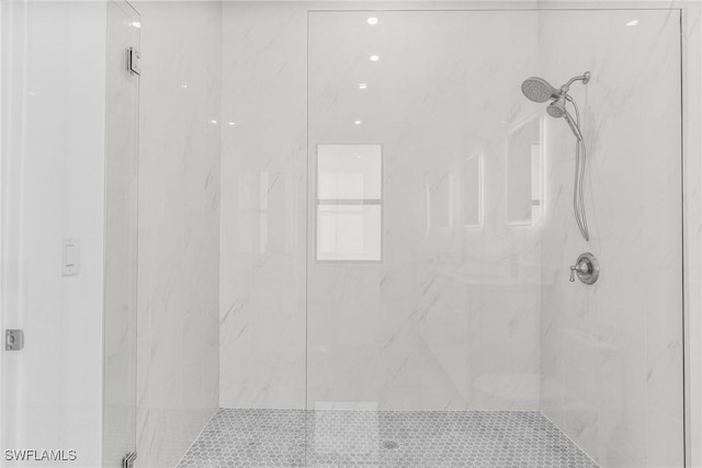 bathroom featuring tiled shower