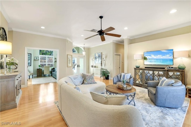living area featuring recessed lighting, light wood-style flooring, a ceiling fan, and crown molding