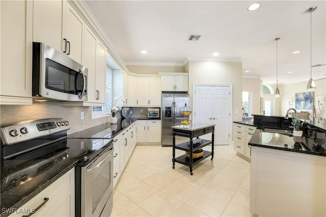 kitchen with stainless steel appliances, a sink, visible vents, ornamental molding, and backsplash