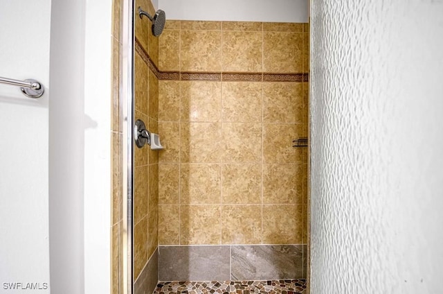 bathroom featuring tiled shower