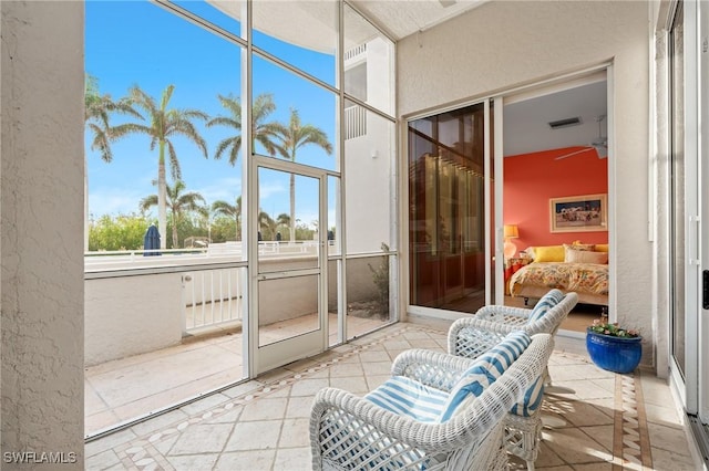 sunroom with ceiling fan