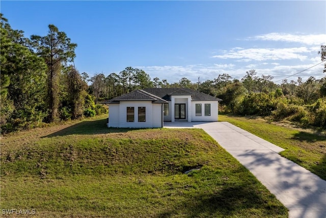 single story home featuring a front lawn