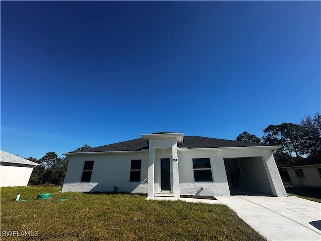 view of front facade with a front lawn