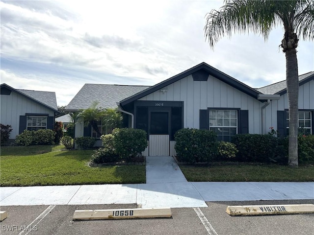 view of front facade featuring a front yard