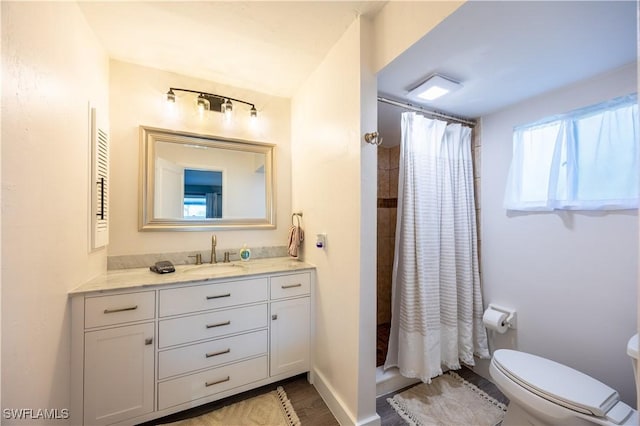 bathroom with a shower with shower curtain, vanity, and toilet