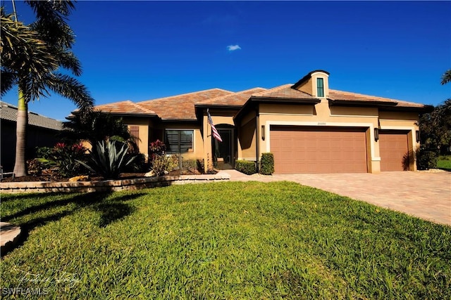 view of front of home featuring a front lawn and a garage