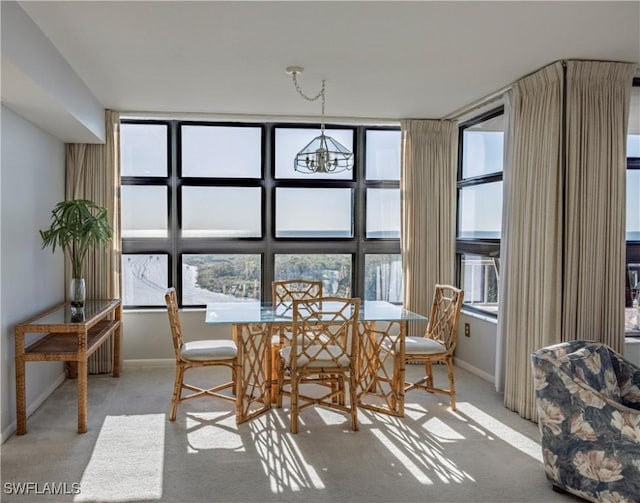 dining space featuring carpet, plenty of natural light, and baseboards