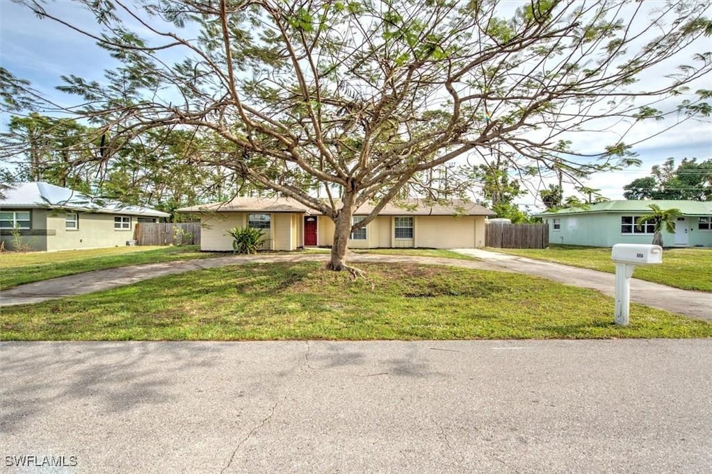 ranch-style home featuring a front lawn