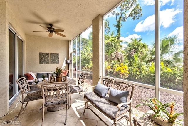 sunroom with ceiling fan