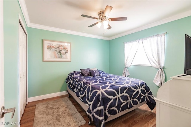 bedroom featuring crown molding, hardwood / wood-style floors, ceiling fan, and a closet