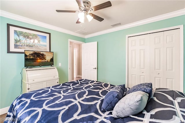 bedroom featuring ornamental molding, a closet, and ceiling fan