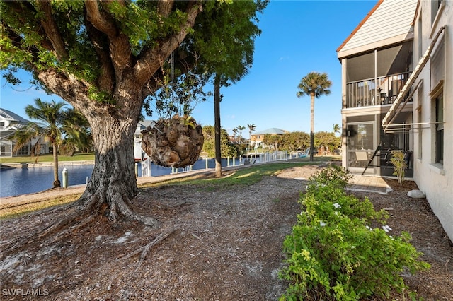 view of yard featuring a water view