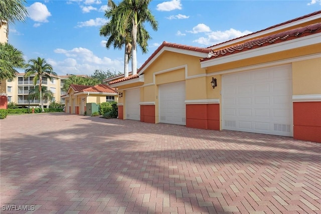 view of front of property featuring a garage