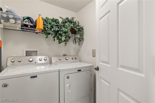 washroom featuring washing machine and clothes dryer