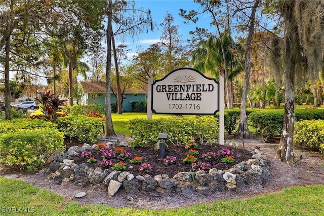 view of community / neighborhood sign