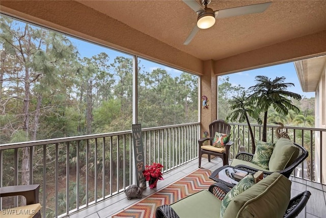 sunroom with ceiling fan