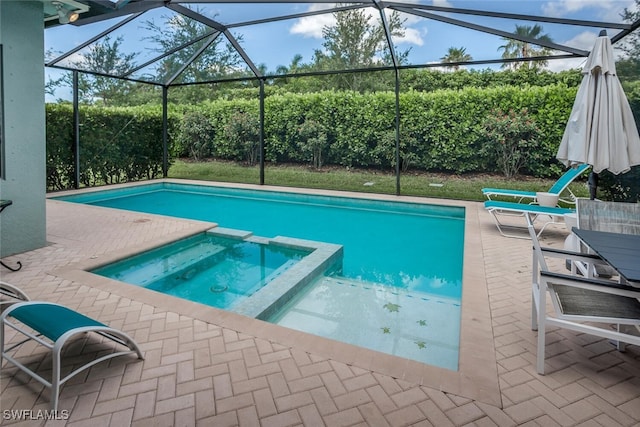 view of pool featuring an in ground hot tub, a lanai, and a patio area