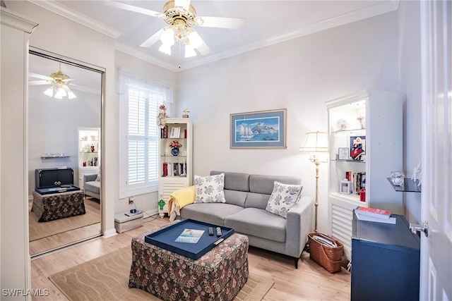 living room featuring crown molding, light hardwood / wood-style flooring, and ceiling fan