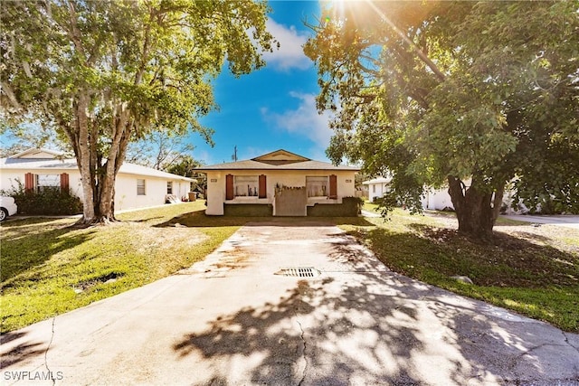 view of front of house featuring a front lawn