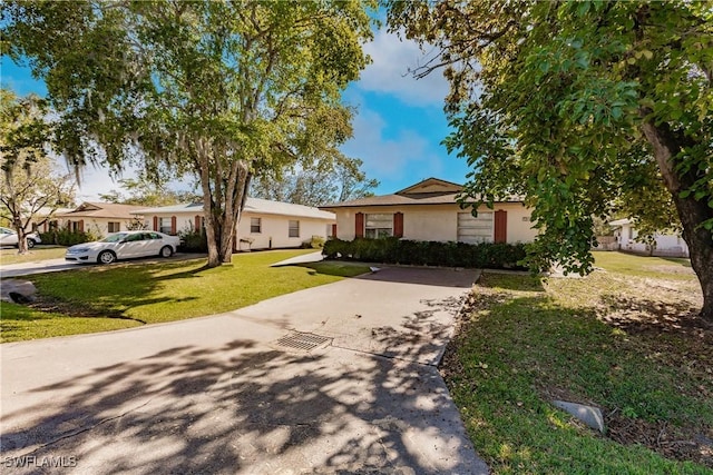 ranch-style home featuring a front lawn