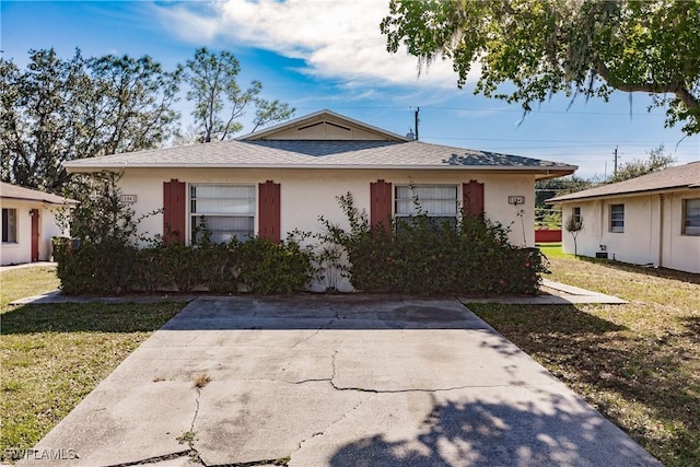 bungalow-style house featuring a front lawn