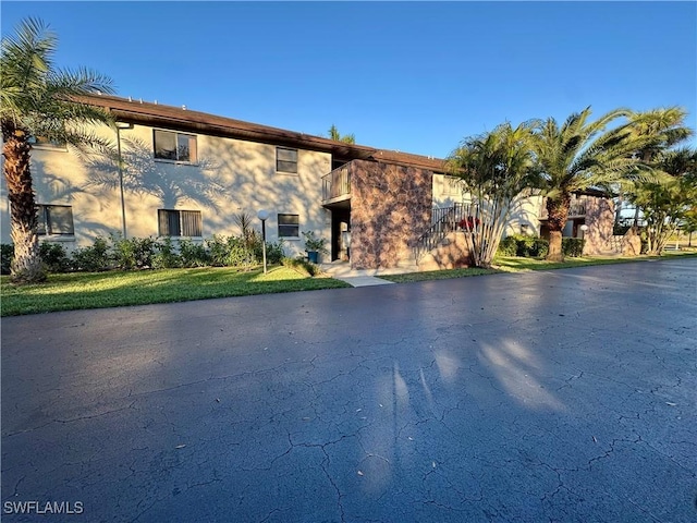 view of front of home featuring a front yard