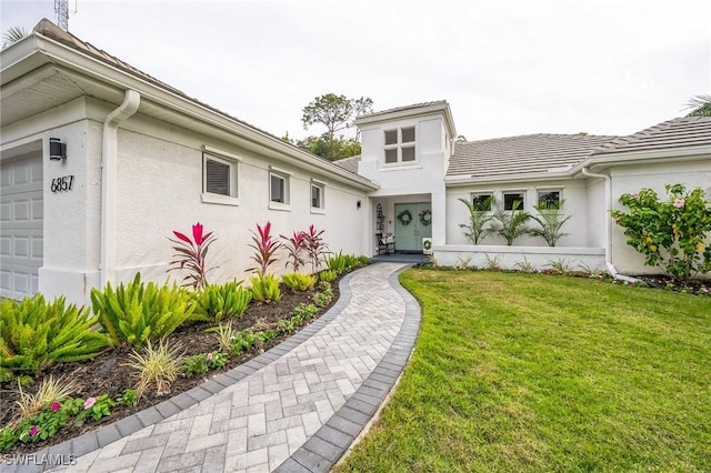 view of front of property with a front yard