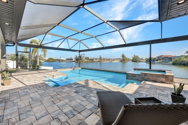 view of pool featuring a lanai, a patio area, an in ground hot tub, and a water view