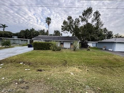 single story home featuring a front yard