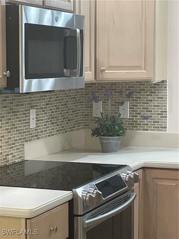 kitchen with decorative backsplash and stainless steel appliances