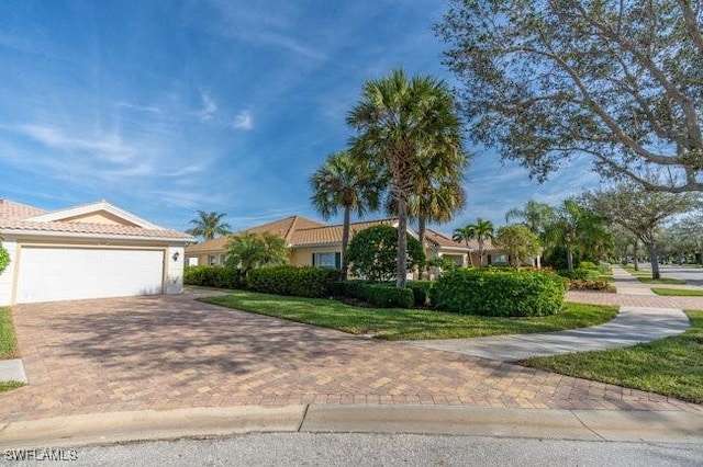 view of front of house featuring a front lawn