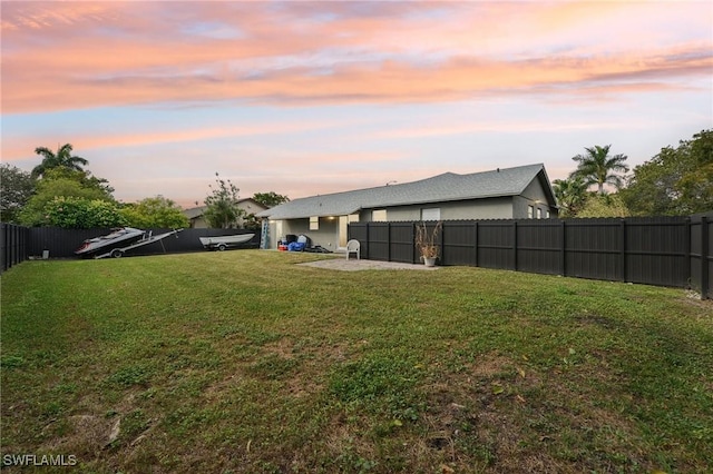 view of yard at dusk