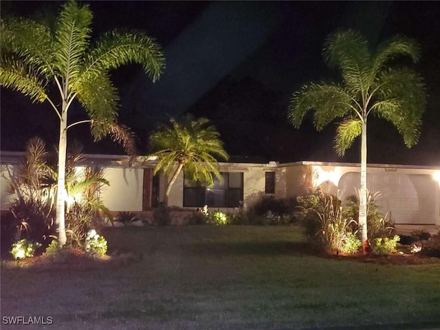 view of front facade featuring a yard