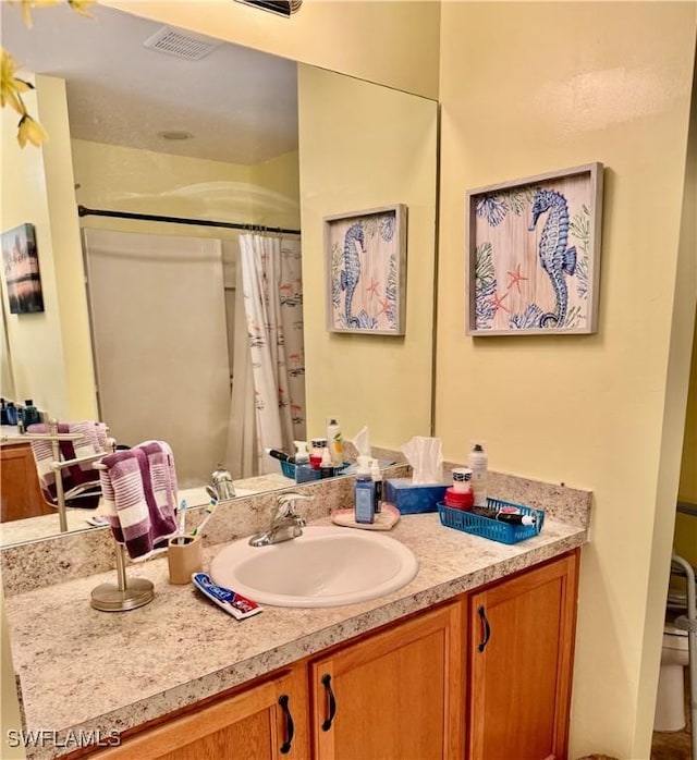 full bath with toilet, a shower with shower curtain, vanity, and visible vents