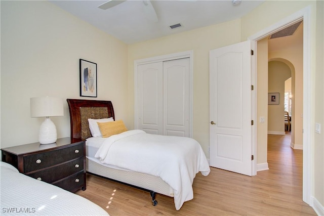 bedroom featuring light hardwood / wood-style flooring, a closet, and ceiling fan