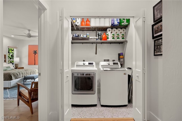 washroom featuring laundry area, ceiling fan, and independent washer and dryer