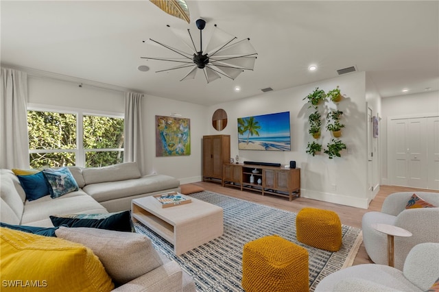 living area featuring light wood finished floors, recessed lighting, visible vents, a chandelier, and baseboards