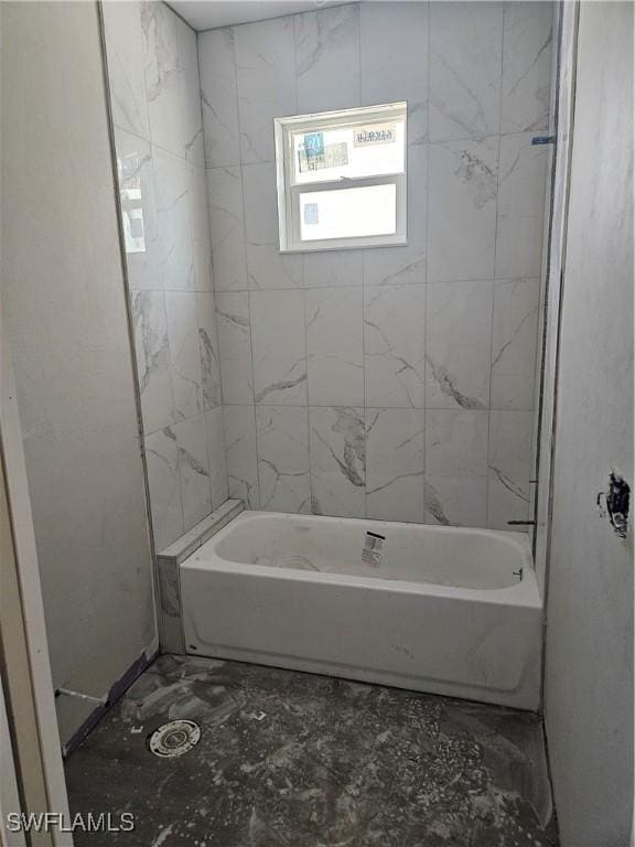 bathroom with tiled shower / bath combo