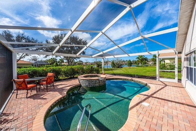 view of pool with a lanai, an in ground hot tub, a yard, and a patio