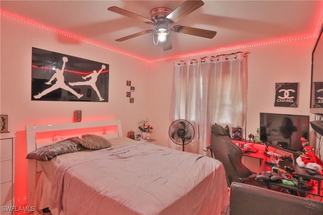 bedroom with ceiling fan