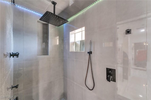 bathroom featuring a tile shower