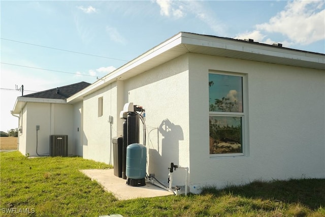 view of side of property featuring a yard