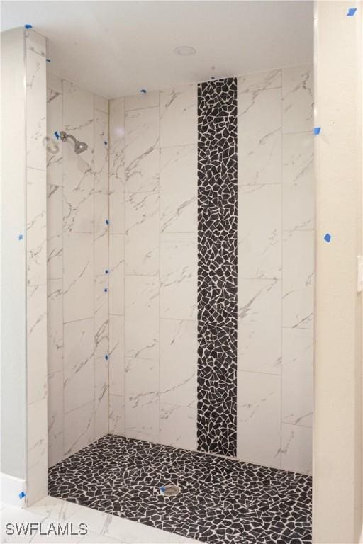 bathroom featuring a tile shower